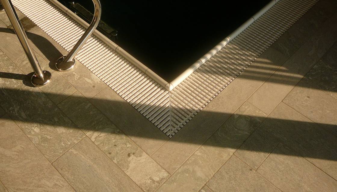 Swimmingpool mit Natursteinplatten